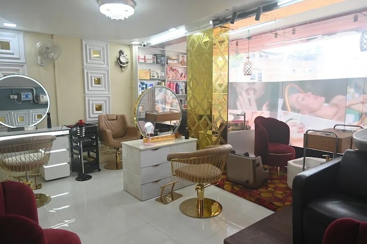 Modern interior of New Look by Suruchi salon